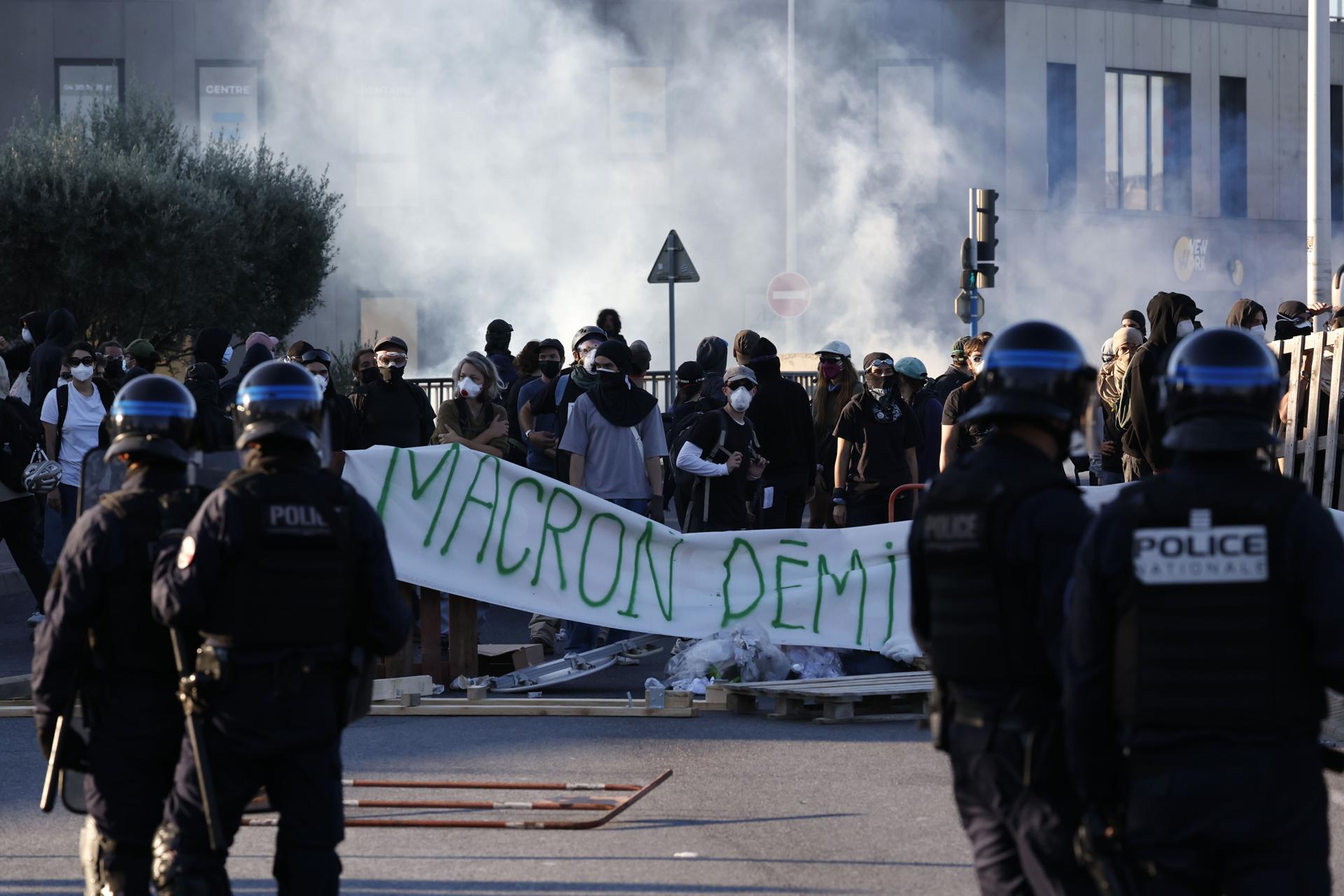 Nearly 200 people arrested mid-morning in France during protests to block the country | De Último Minuto English