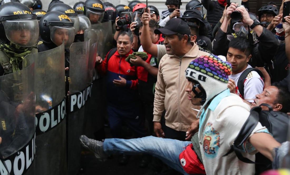 Protesters and police clash in Lima during the 'Generation Z March' | De Último Minuto English