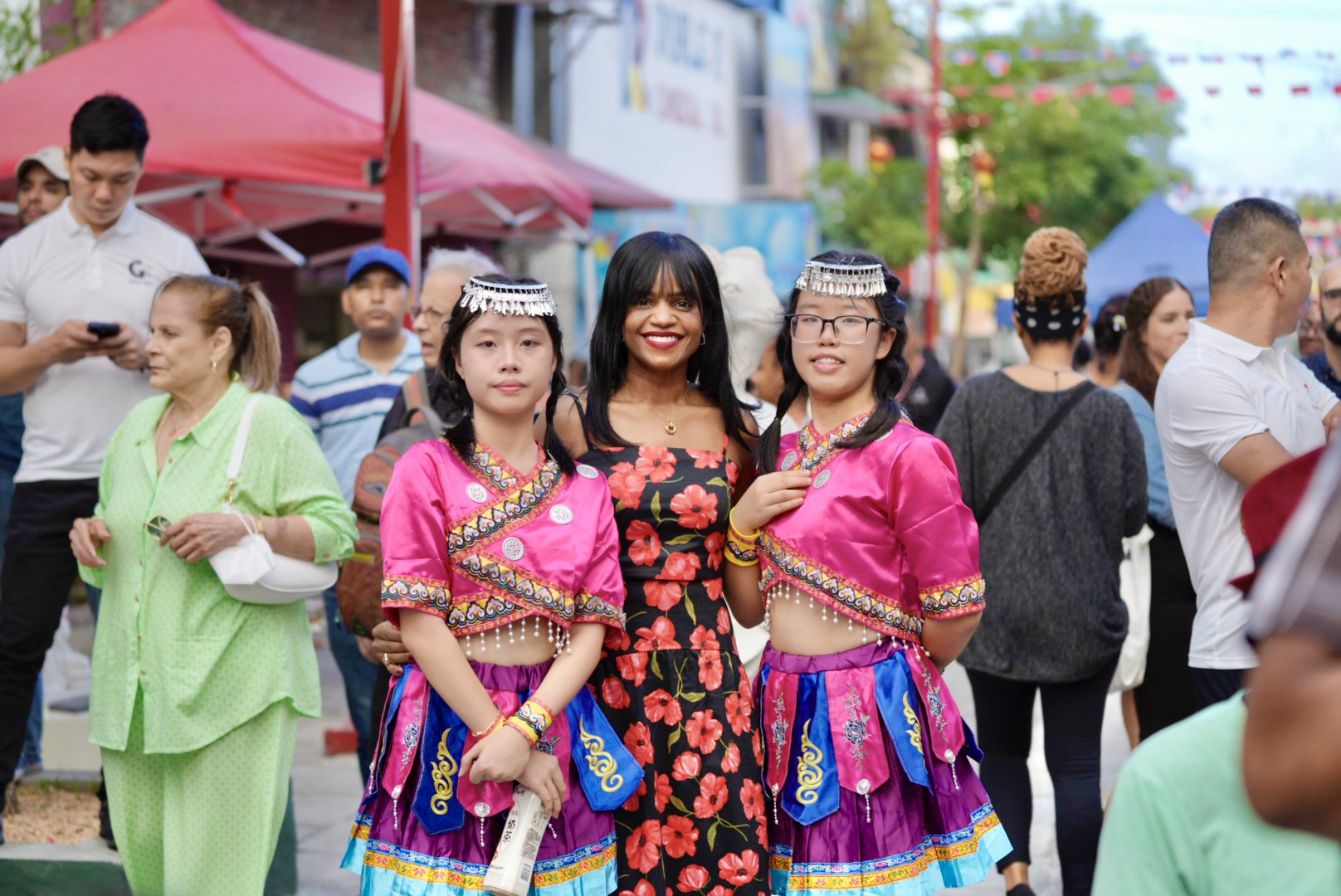They are showing an episode of Migrantes dedicated to the Chinese community in Chinatown of Santo Domingo | De Último Minuto English
