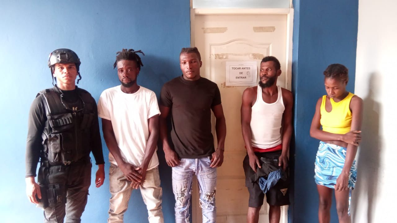 4 Haitians caught stealing cocoa on Zambrana farm sent to immigration | De Último Minuto English