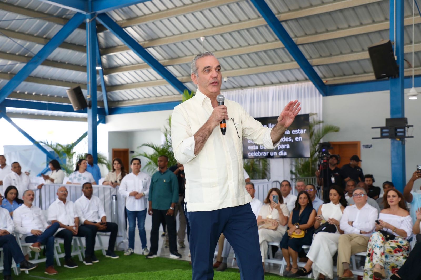 Abinader launches a title program that will impact more than 25,000 people in Puerto Plata | De Último Minuto English