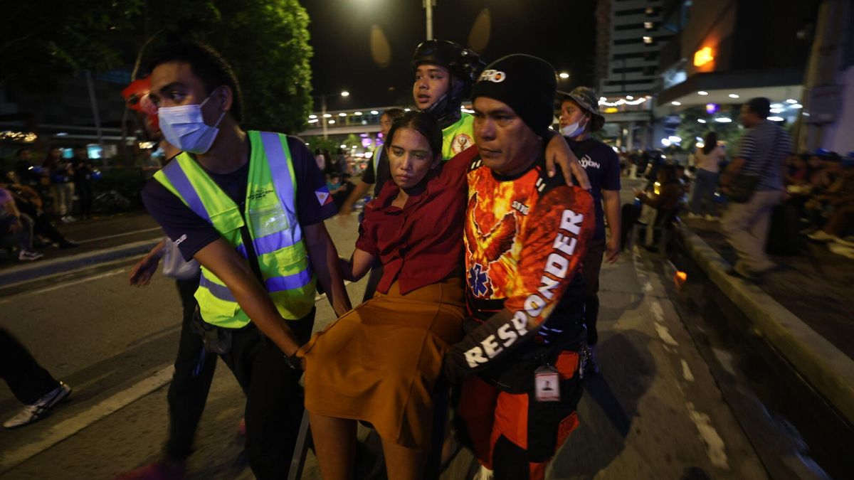 At least 32 dead in the central Philippines after a 6.9-magnitude earthquake | De Último Minuto English