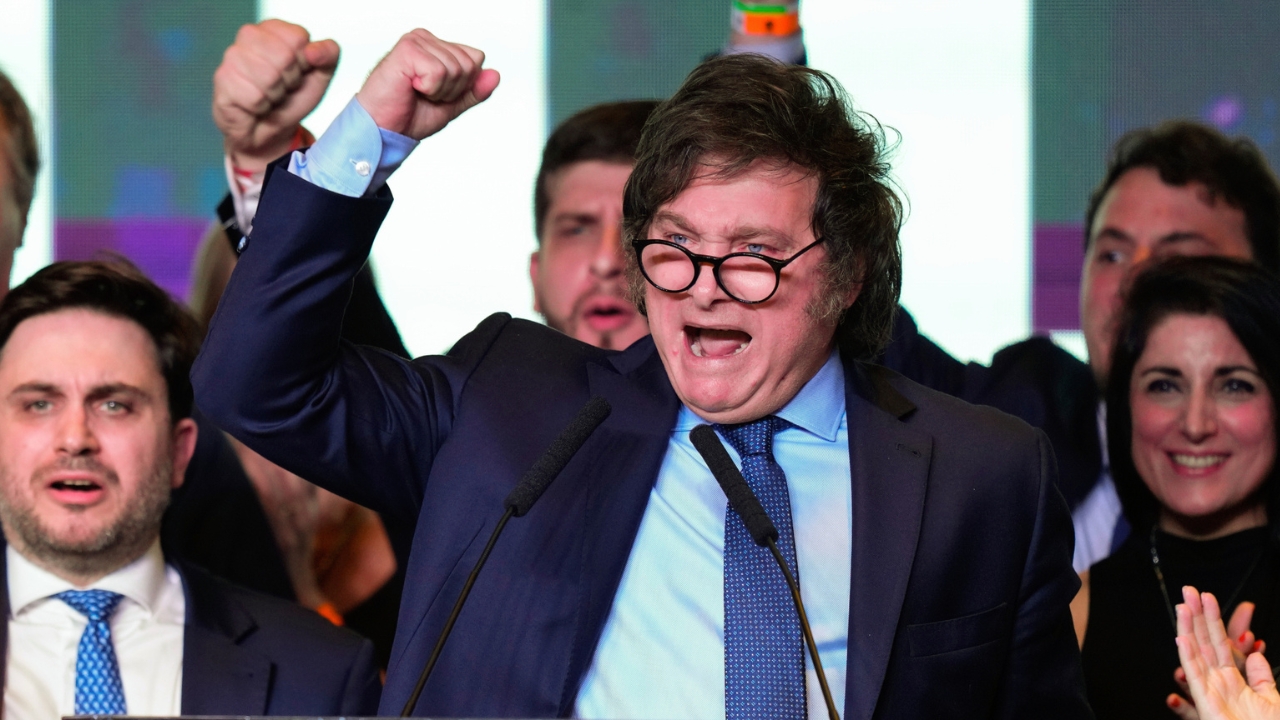 Milei travels to his party's bunker in La Plata to await election results | De Último Minuto English