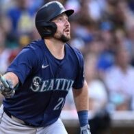 Cal Raleigh reaches 60 home runs and makes history as the first catcher to achieve it | De Último Minuto English