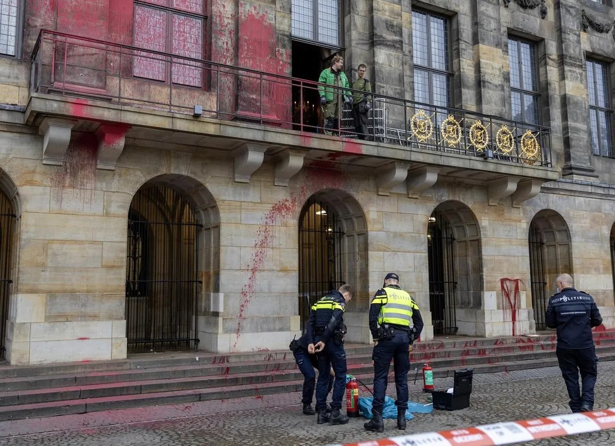 Vandalized the Royal Palace of Amsterdam with red paint and messages against Israel | De Último Minuto English