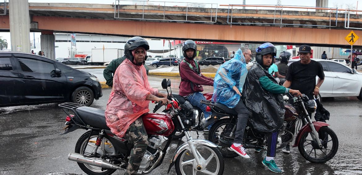 Motorcycle taxi drivers maintain service despite the rains due to storm Melissa | De Último Minuto English