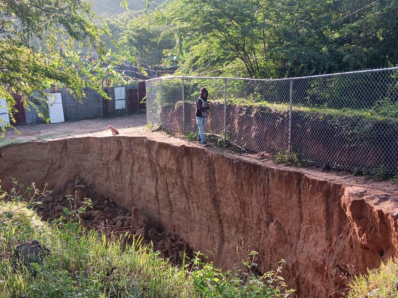 Street collapse due to rains leaves Santiago isolated | De Último Minuto English