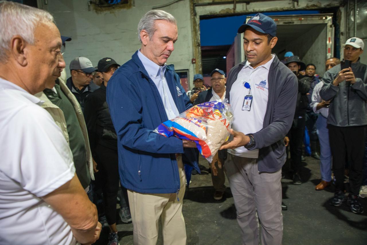 Abinader oversees food delivery to communities on red alert due to storm Melissa | De Último Minuto English