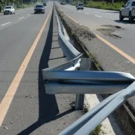Bus overturns on the 6 de Noviembre highway after sliding due to rain | De Último Minuto English