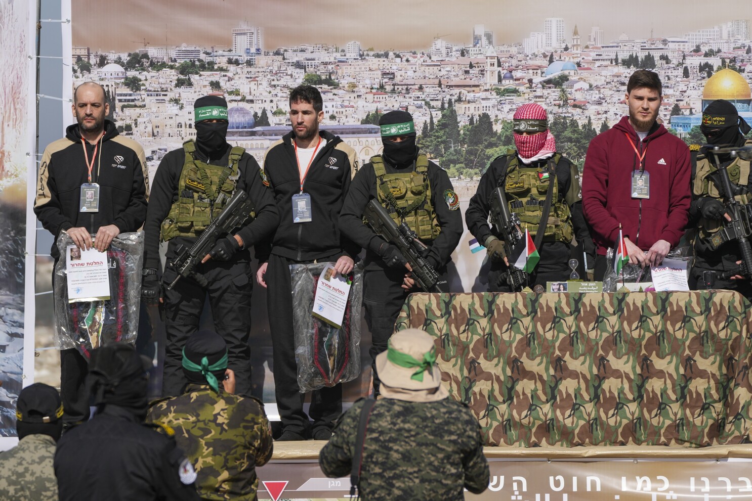 Hamas calls for the release of some 1,950 Palestinian prisoners for the Gaza truce agreement | De Último Minuto English