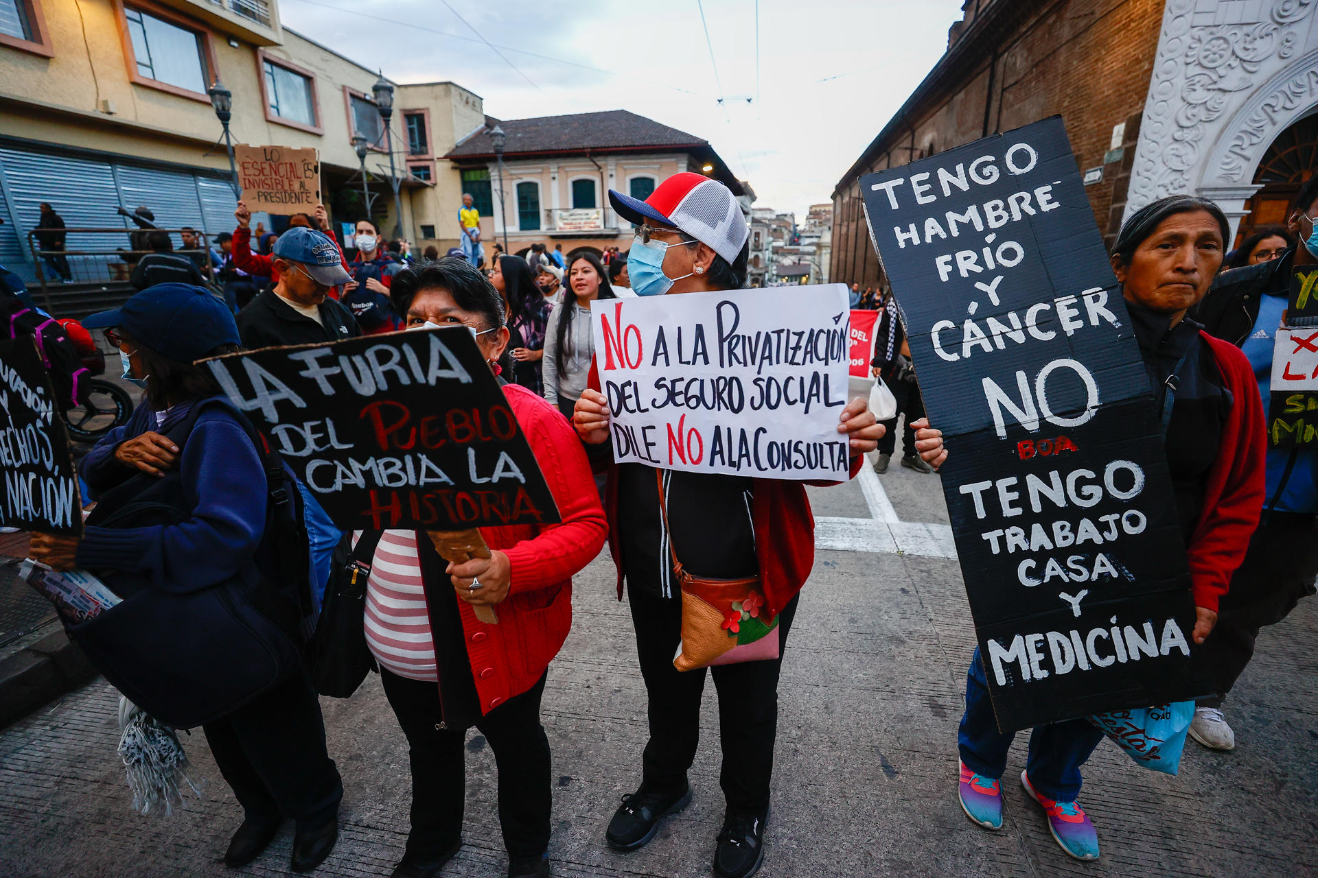 Hundreds of people march in Quito against Noboa, who prevents the arrival of more protesters | De Último Minuto English