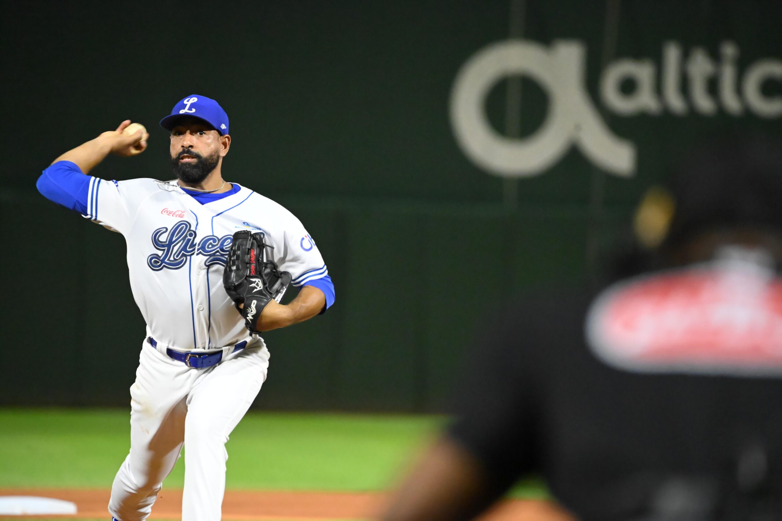 Valdez dominates, Stevenson hits it out, and Licey defeats the Giants 3-2 | De Último Minuto English