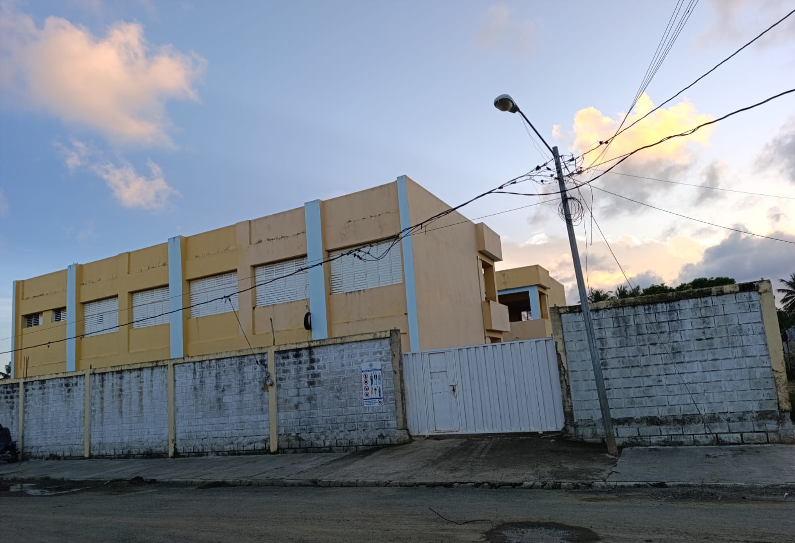 Teacher injured while trying to stop fight between students in Sabana de la Mar | De Último Minuto English