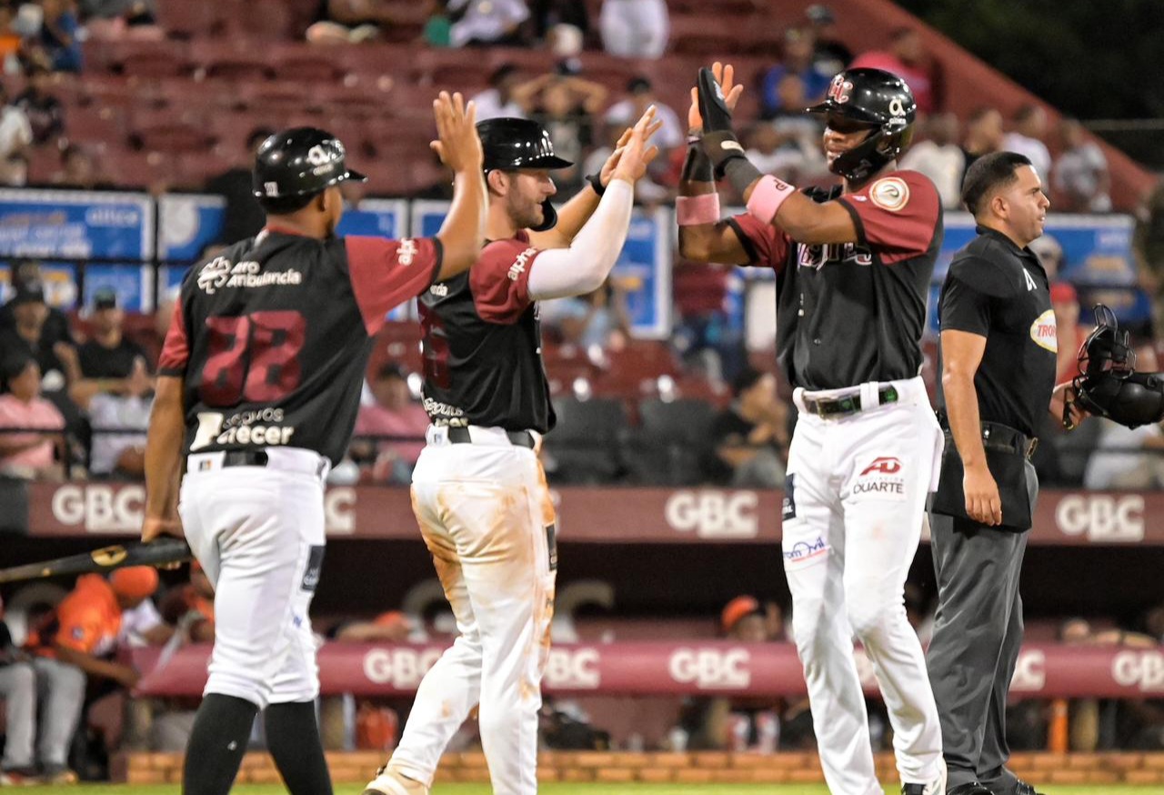 Giants unleash a demolishing offensive to defeat the Bulls 14-6 and climb the standings | De Último Minuto English