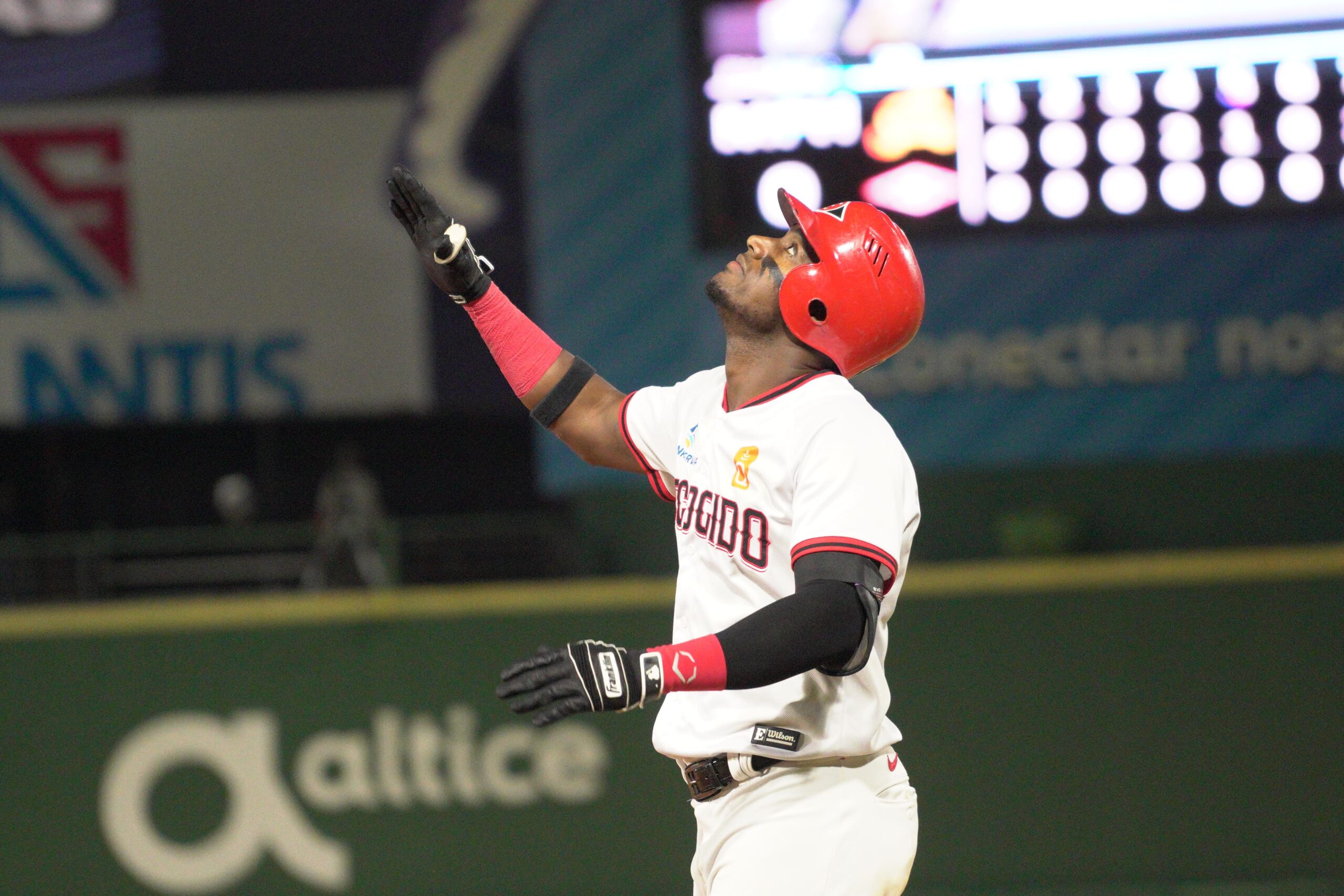 Lake signs historic hit 500, but Eagles stop Escogido 4-1 | De Último Minuto English