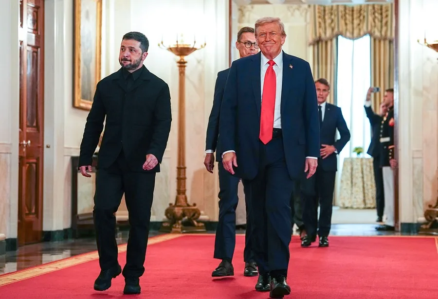 Trump says Zelensky "is going to have to approve" his peace plan | De Último Minuto English