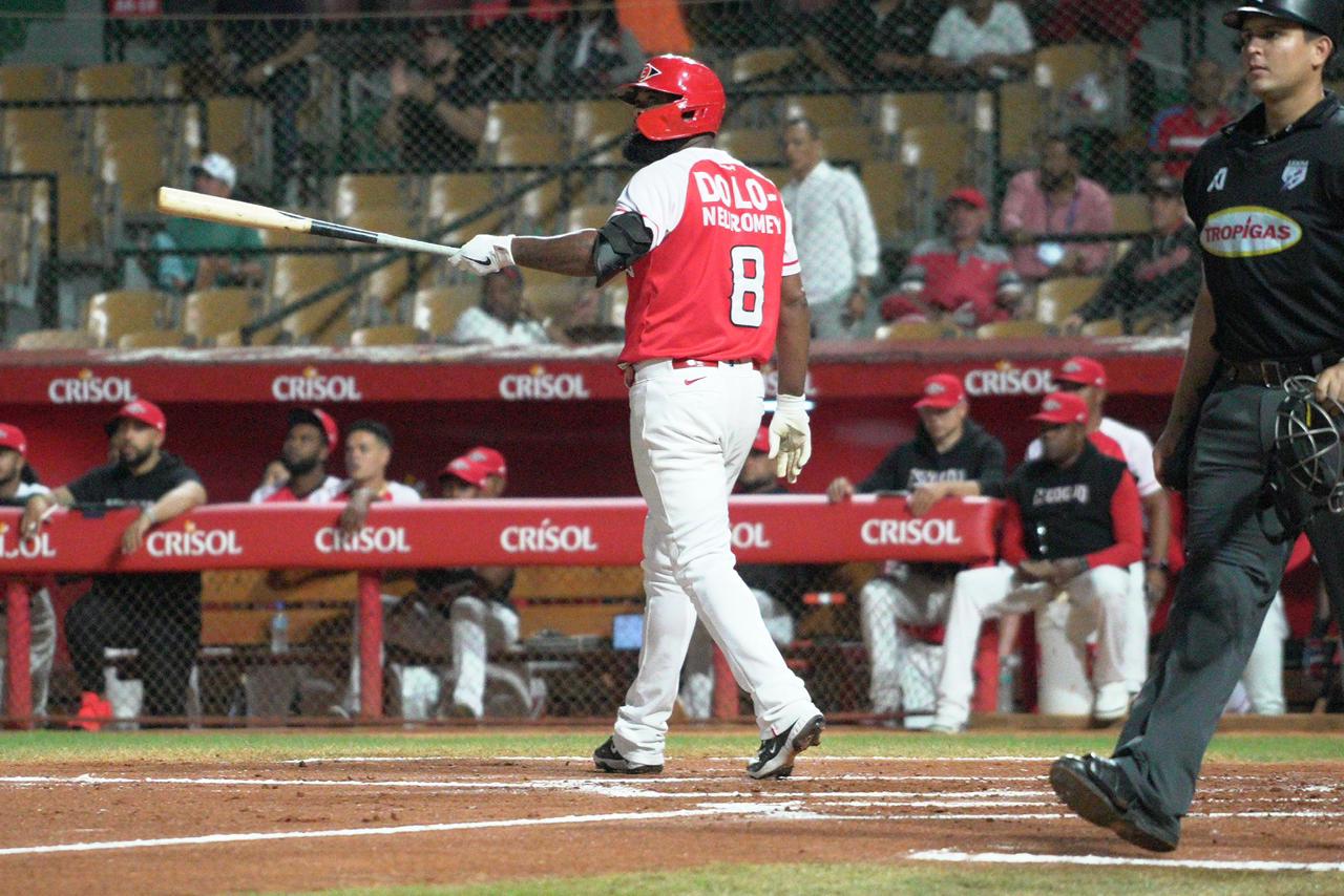 Solid pitching and decisive rally propel Leones' victory over Estrellas | De Último Minuto English