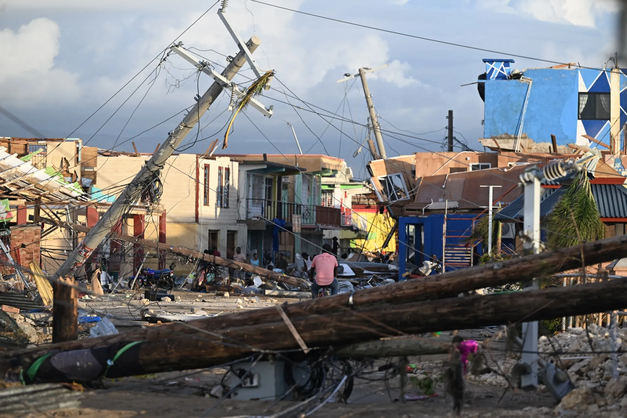 Clinton and InterEnergy oversee Jamaica's energy recovery | De Último Minuto English