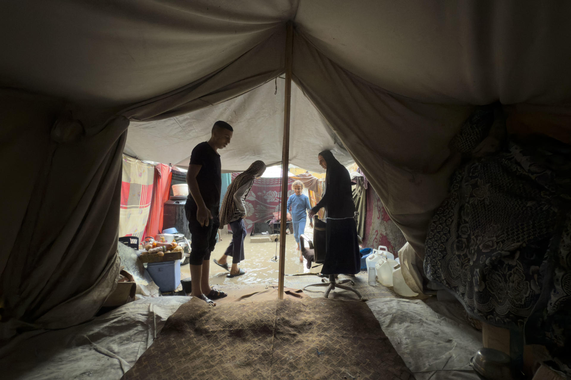 Two dead due to the rains in Gaza, which flood dozens of displaced persons' tents | De Último Minuto English