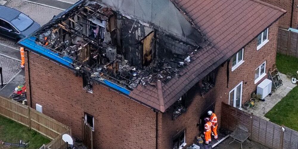 A woman and her 2 children died in England when their house burned down the day after Christmas | De Último Minuto English