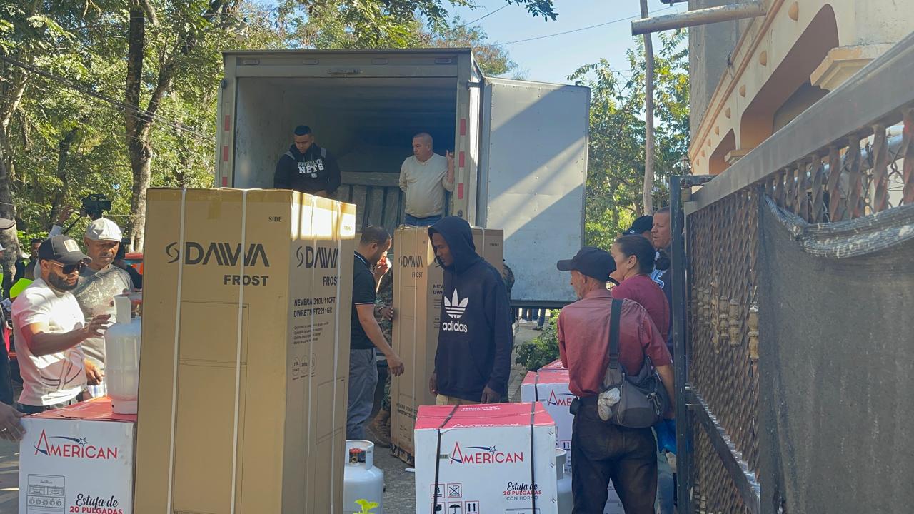 Social Assistance delivers food and clothing to families in La Zanja affected by the burst of a main pipeline | De Último Minuto English