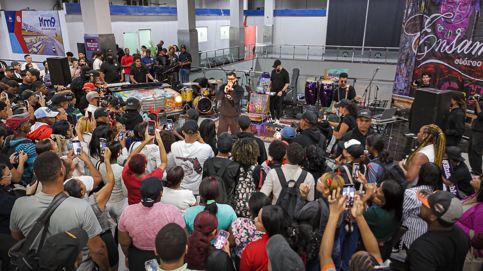 Ethereal Ensemble turns the Santo Domingo Metro into a musical stage for Jezzy and Dahian El Apechao | De Último Minuto English