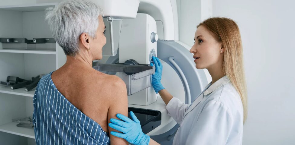 Desvelan por qué el riesgo de cáncer de mama aumenta tras la menopausia | De Último Minuto English