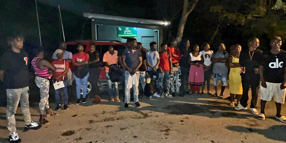 Vehicle with 23 Haitians in irregular immigration status stopped after pursuit | De Último Minuto English