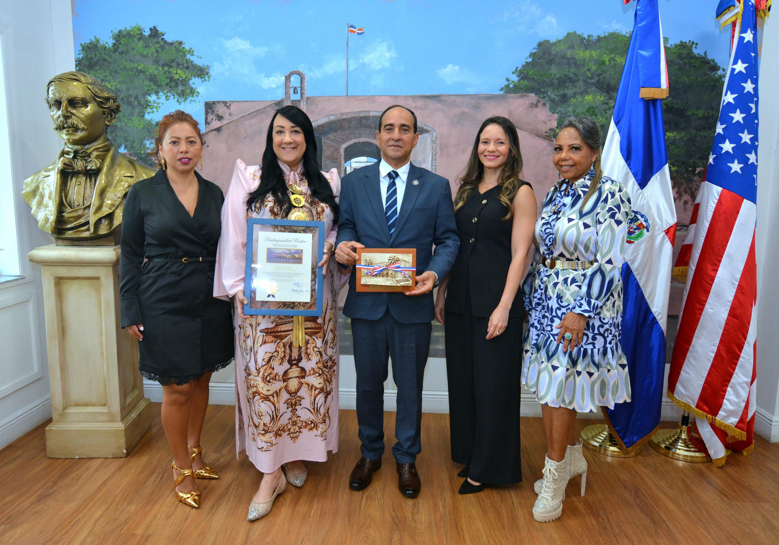 Miami-Dade County and Dominican Consulate in Miami recognize Giannina Azar's career | De Último Minuto English