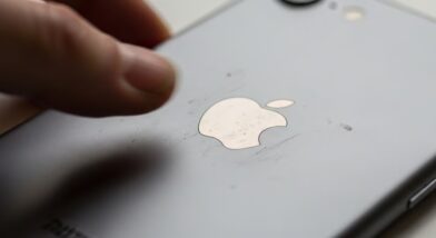 What function can you activate by touching the Apple on your iPhone? | De Último Minuto English