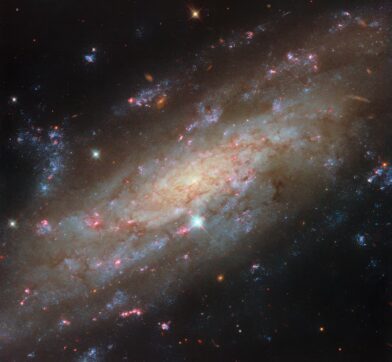 They identify a spiral galaxy 53 million light-years away and discover a black hole at its center | De Último Minuto English