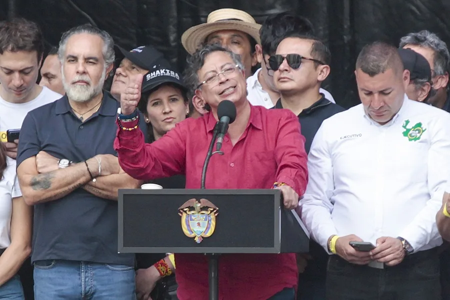Petro invites Colombians to support with their signature the call for a constituent assembly | De Último Minuto English