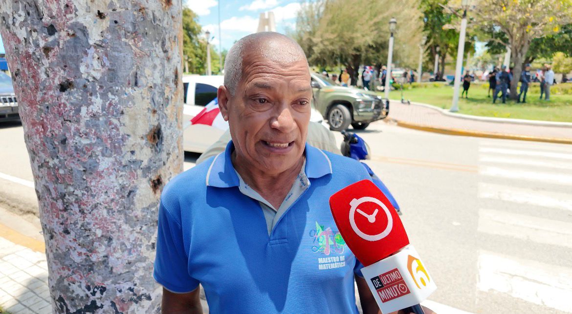 Natural Sciences Professor Joins Protest in San Juan: “No to mining, let's defend water and production” | De Último Minuto English
