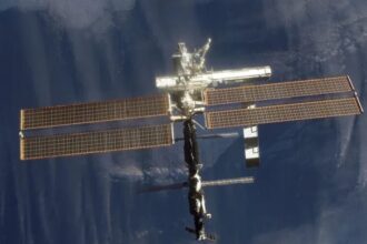 NASA prepares the ISS crew for a possible evacuation due to an air leak | De Último Minuto English
