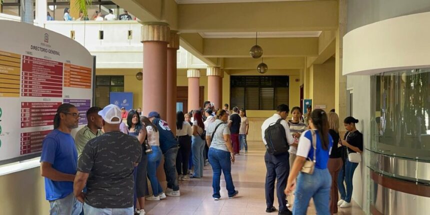 Coercive measure against 10 individuals involved in a network accused of fraud in Santiago will be known today | De Último Minuto English
