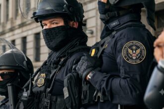 "Trump administration sues New York over law limiting ICE actions" | De Último Minuto English