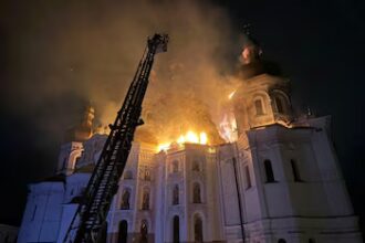 Russian bombing in Kyiv leaves 11 dead and sets historic cathedral on fire | De Último Minuto English