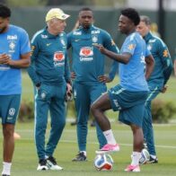 "Vinícius has 2 goals and 1 assist; Ancelotti supports him at Brazil's training session" | De Último Minuto English
