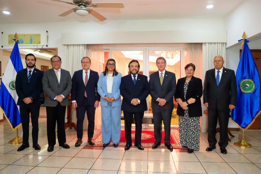 Vice President Félix Ulloa gathers diplomats in San Salvador to promote Central American integration | De Último Minuto English