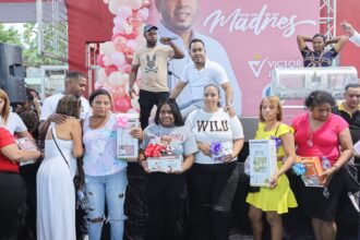 Between mariachis and gifts, councilman Víctor Jiménez pays tribute to the mothers of Los Alcarrizos | De Último Minuto English
