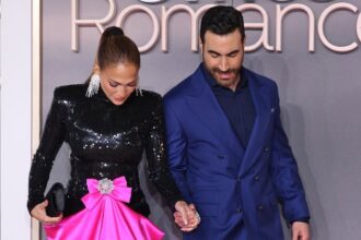 Dating rumors intensify between JLo and her co-star in the new movie “Office Romance” | De Último Minuto English