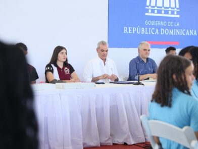 Abinader urges students to prepare in English, technology, and values to achieve success | De Último Minuto English