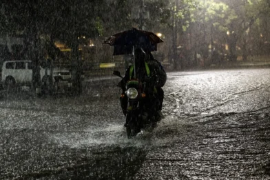 "Get ready: starting this Sunday afternoon, rain is expected due to a tropical wave" | De Último Minuto English