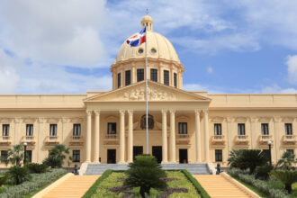 Government reviews social programs and projects savings of RD$10 billion in subsidies | De Último Minuto English