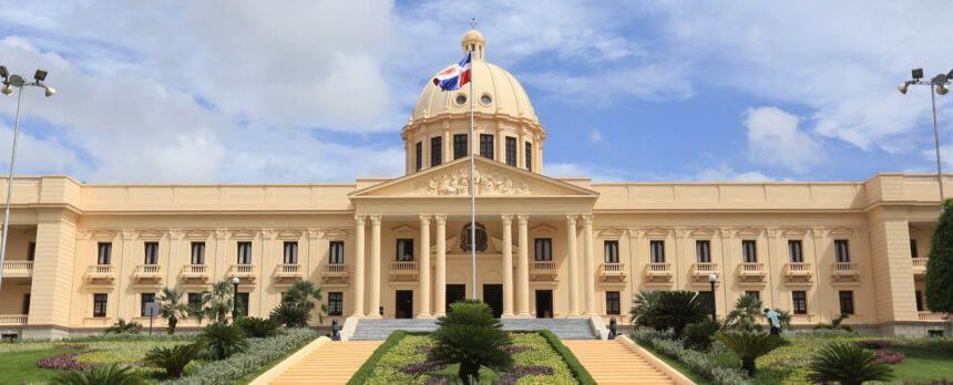 Government reviews social programs and projects savings of RD$10 billion in subsidies | De Último Minuto English