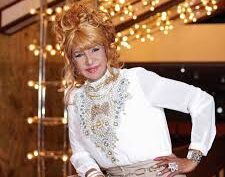 Fefita La Grande participates in the video for “Ay! San Miguel” by Romeo Santos and Prince Royce | De Último Minuto English