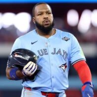 "Vladimir Guerrero Jr. leaves game due to back tightness, but Toronto rules out severity" | De Último Minuto English