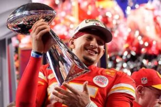 Patrick Mahomes signs historic extension with the Chiefs through 2033 for over US$500 million | De Último Minuto English