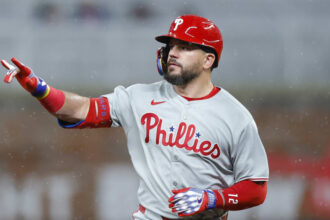 Schwarber shines in his return to first base and hits his 25th home run with the Phillies | De Último Minuto English
