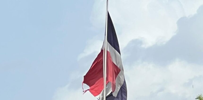 UASD apologizes for the deterioration of the National Flag and announces its replacement | De Último Minuto English